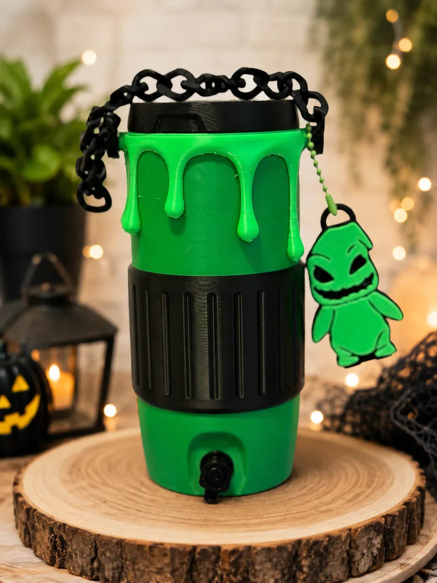 Portalatas verde con efecto de goteo, cadenas negras y colgante de personaje monstruoso, decoración de Halloween
