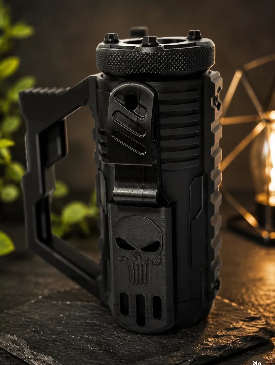 Portalatas táctico negro mate con asa, clip y emblema de calavera en relieve